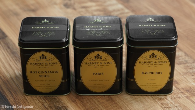 Harney & Sons(ハーニー&サンズ)の黒いパッケージ、ホットシナモン・パリ・ラズベリーのフレーバーの3つ